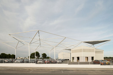Foto de fachada blanca y blanca moderna extra grande de dos plantas con revestimiento de metal y tejado de metal