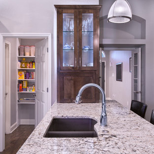 Mittelgroße Moderne Küche in U-Form mit Vorratsschrank, Doppelwaschbecken, Schrankfronten im Shaker-Stil, weißen Schränken, Granit-Arbeitsplatte, Küchenrückwand in Beige, Rückwand aus Mosaikfliesen, Küchengeräten aus Edelstahl, Vinylboden, Halbinsel und braunem Boden in Dallas