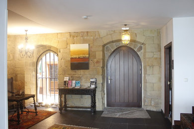 Foto de recibidores y pasillos clásicos renovados de tamaño medio