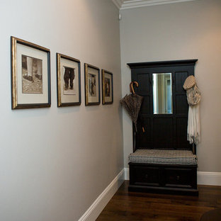 Inspiration för små klassiska hallar, med grå väggar, mörkt trägolv och brunt golv