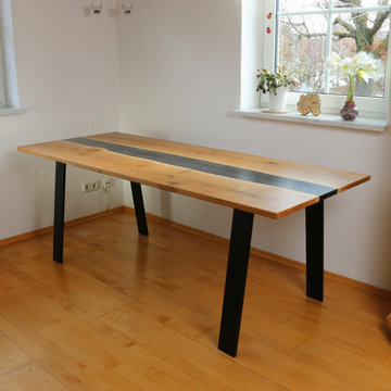 Schreibtisch aus Eichenholz in Kombination mit Epoxidharz