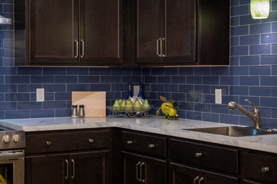 デトロイトにある高級な広いトラディショナルスタイルのおしゃれなダイニングキッチン (フラットパネル扉のキャビネット、茶色いキャビネット、青いキッチンパネル、サブウェイタイルのキッチンパネル、シルバーの調理設備、クッションフロア、アイランドなし、茶色い床、白いキッチンカウンター) の写真