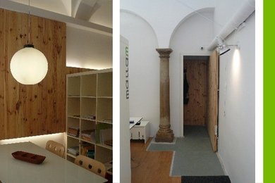 Ejemplo de estudio clásico renovado pequeño con paredes blancas, suelo de madera en tonos medios y escritorio independiente