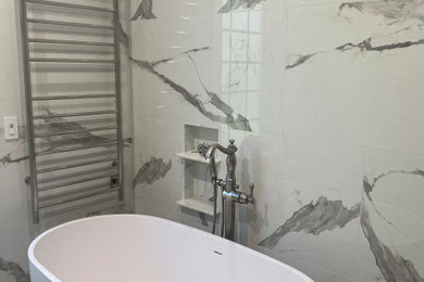 Imagen de cuarto de baño principal y de pie moderno grande con baldosas y/o azulejos rojos, baldosas y/o azulejos de porcelana, encimera de cuarcita y encimeras blancas