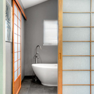 Ispirazione per una camera matrimoniale etnica di medie dimensioni con pareti grigie e pavimento con piastrelle in ceramica