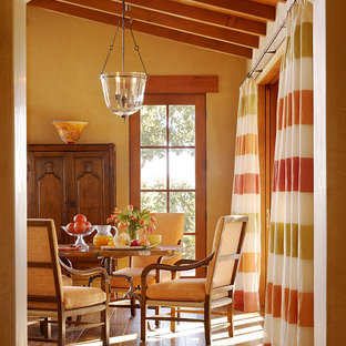 Mediterranes Esszimmer mit beiger Wandfarbe und dunklem Holzboden in San Francisco