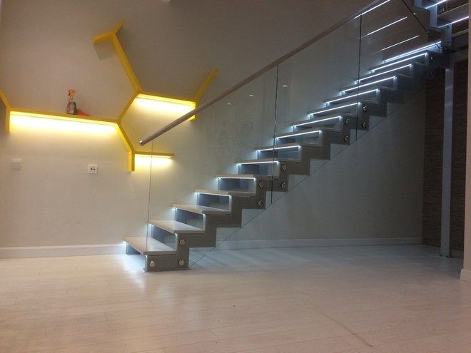 Современный Лестница с светодиодной подсветкой ступеней и ограждение со стеклом