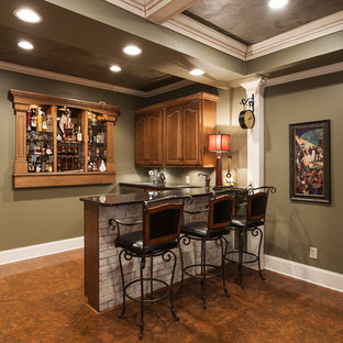 ロサンゼルスの中サイズのトラディショナルスタイルのおしゃれなバーカート (アンダーカウンターシンク、レイズドパネル扉のキャビネット、中間色木目調キャビネット、御影石カウンター、コルクフローリング、茶色い床) の写真