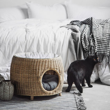 Beige Rattan End Table Cat Bed Round Clear Tempered Glass Table Top