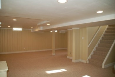 Foto de sótano en el subsuelo minimalista grande sin chimenea con paredes beige y moqueta