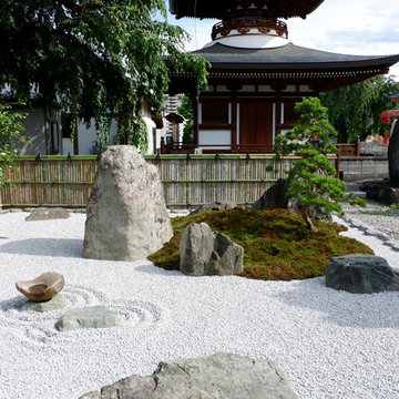 七面大明神の伝承に因んだ和風庭園