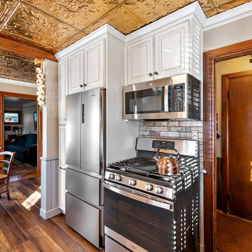 Starmark Maple Ridgeville Kitchen in Macadamia & Shale w/ Chocolate Glaze