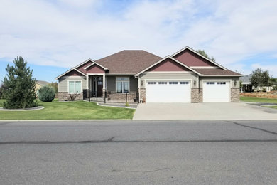 Example of an arts and crafts exterior home design in Seattle