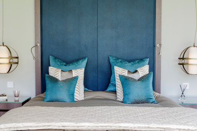 オックスフォードシャーにあるコンテンポラリースタイルのおしゃれな寝室 (ベージュの壁、カーペット敷き、グレーの床、壁紙) のレイアウト