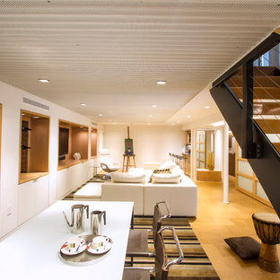 フィラデルフィアの中サイズのコンテンポラリースタイルのおしゃれな地下室 (半地下 (窓あり) 、白い壁、カーペット敷き、黄色い床) の写真