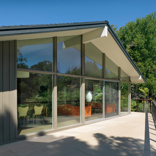 サンフランシスコのミッドセンチュリースタイルのおしゃれなデッキの写真