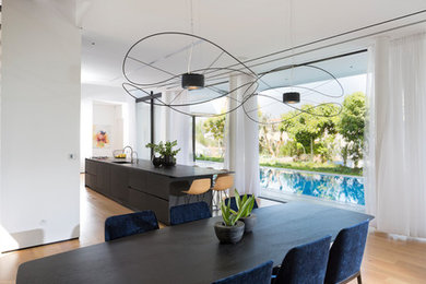 Example of a mid-sized minimalist home design design in Tel Aviv