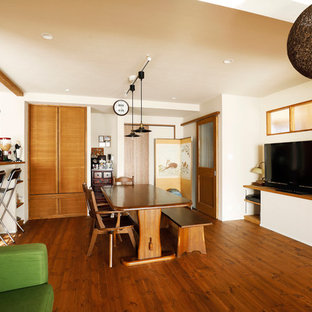 東京23区のアジアンスタイルのおしゃれなLDK (白い壁、無垢フローリング、茶色い床) の写真