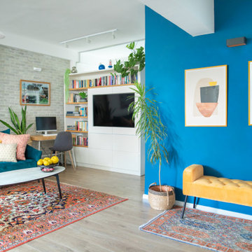 Petrolblauer Eingang mit geplanter Sitzbank