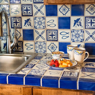 Ejemplo de cocina bohemia, grande, abierta, con fregadero encastrado, armarios estilo shaker, puertas de armario de madera oscura, encimera de azulejos, salpicadero multicolor, salpicadero de azulejos de cerámica, suelo de baldosas de terracota y dos o más islas