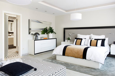 Ejemplo de dormitorio principal contemporáneo con paredes beige y suelo de madera clara