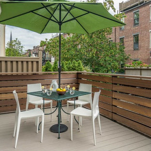 ボストンの中サイズのモダンスタイルのおしゃれな裏庭のデッキ (日よけなし) の写真