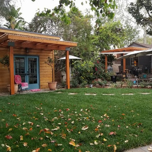 Geometrischer, Halbschattiger Eklektischer Garten hinter dem Haus mit Gehweg und Betonplatten in Los Angeles