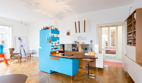 Wiener Wohnküche mit ungewöhnlichen Möbellösungen