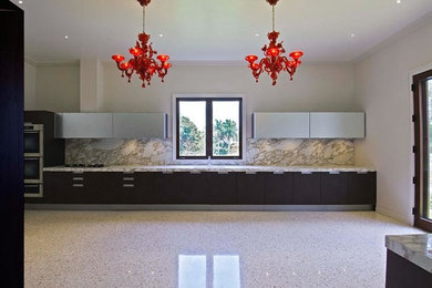 Kitchen - kitchen idea in Miami