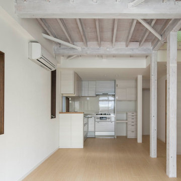 ダイニングキッチン：リノベーションで天井を高く「光と風のリノベーション住宅」：東京都北区