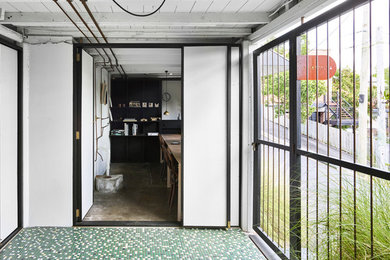 Esempio di un piccolo atelier contemporaneo con pareti nere, pavimento in cemento e scrivania autoportante