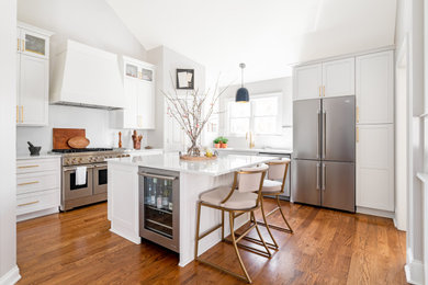 Inspiration for a mid-sized transitional kitchen remodel in Nashville with an island