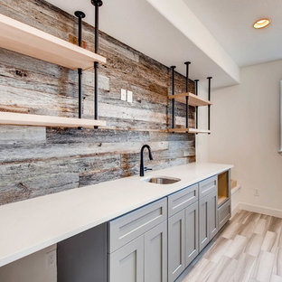 Idéer för att renovera en mellanstor vintage vita parallell vitt hemmabar med vask, med en undermonterad diskho, skåp i shakerstil, grå skåp, bänkskiva i kvarts, brunt stänkskydd, stänkskydd i trä, mellanmörkt trägolv och brunt golv
