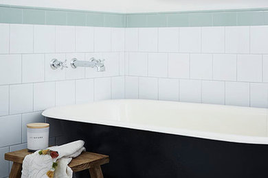 Diseño de cuarto de baño costero pequeño con bañera con patas, baldosas y/o azulejos multicolor, baldosas y/o azulejos de porcelana y paredes blancas