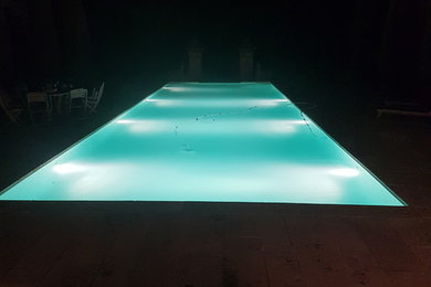 Idée de décoration pour une piscine minimaliste.