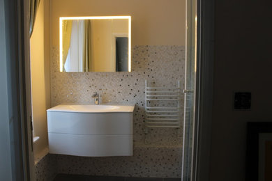 Inspiration for a contemporary bathroom remodel in Lille