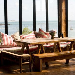 クレルモン・フェランの中サイズのビーチスタイルのLDKの画像 (茶色い壁、無垢フローリング、暖炉なし)