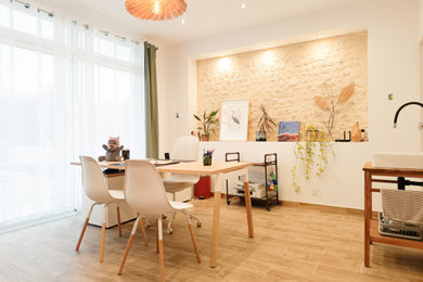 Cette photo montre un bureau scandinave de taille moyenne avec un mur blanc, parquet clair, un bureau indépendant et un sol beige.