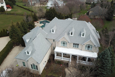 Foto de fachada de casa blanca contemporánea con tejado de teja de madera