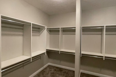 Ejemplo de armario vestidor unisex contemporáneo de tamaño medio con armarios estilo shaker, puertas de armario blancas, moqueta, suelo gris y machihembrado