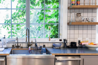 Example of a kitchen design in Los Angeles