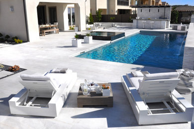 Diseño de piscinas y jacuzzis alargados modernos de tamaño medio rectangulares en patio trasero