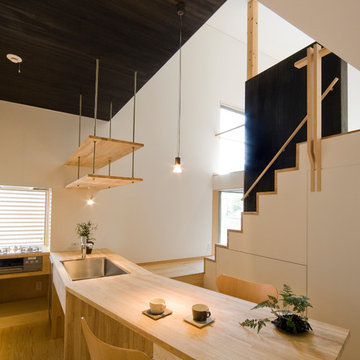 竹林を囲む中庭と縁側のある家