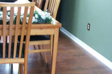 Esempio di una sala da pranzo aperta verso la cucina chic di medie dimensioni con pareti verdi, parquet scuro e nessun camino