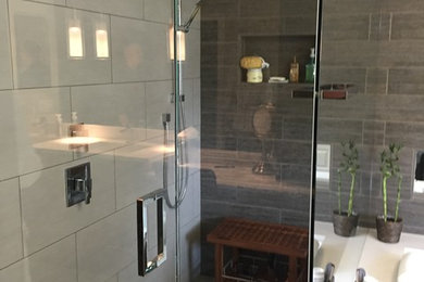 Example of a minimalist bathroom design in Cincinnati
