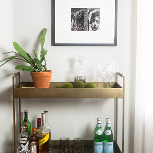 Hausbar mit dunklem Holzboden und Barwagen Ideen, Design & Bilder