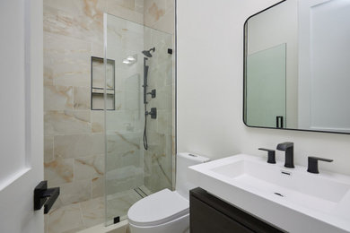 Foto de cuarto de baño único moderno pequeño con puertas de armario de madera en tonos medios