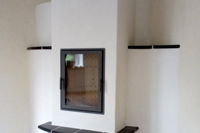 Mittelgroßes, Repräsentatives, Abgetrenntes Landhausstil Wohnzimmer mit beiger Wandfarbe, gebeiztem Holzboden, Eckkamin, gefliester Kaminumrandung und braunem Boden in Köln