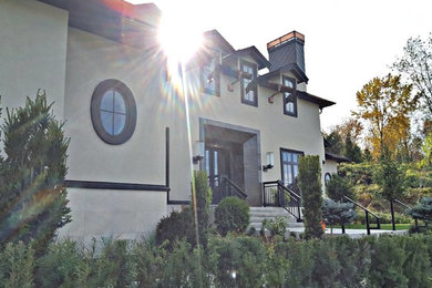 Exterior home idea in Vancouver