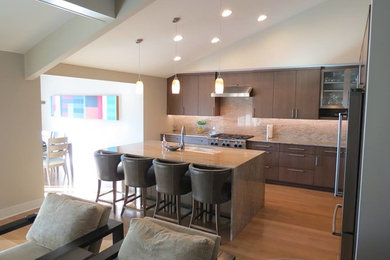 Kitchen - transitional kitchen idea in Omaha
